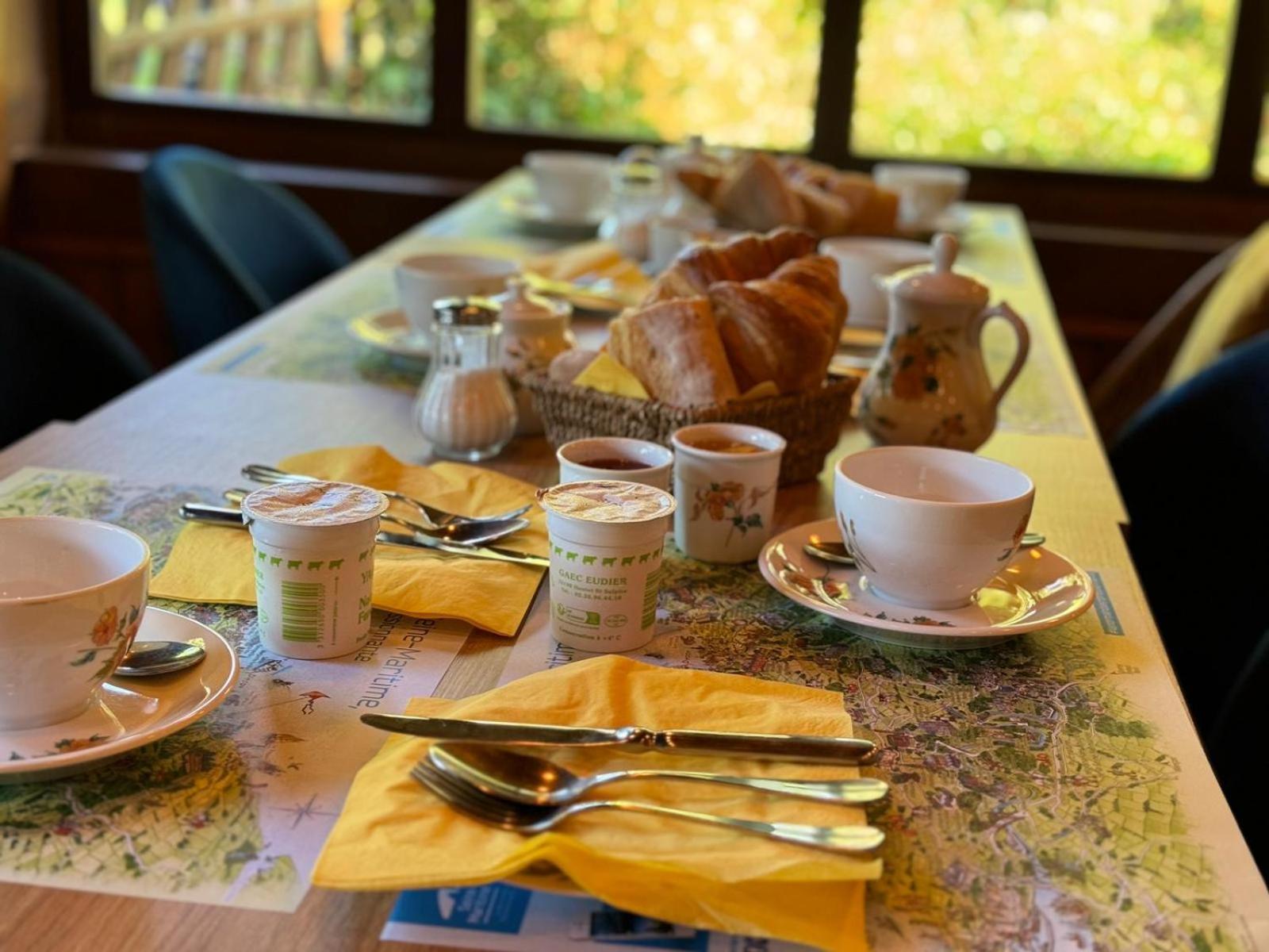 Auberge Du Val Au Cesne Saint-Clair-sur-les-Monts Eksteriør bilde